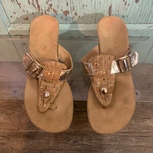 Women’s Vionic tan thong platform sandals